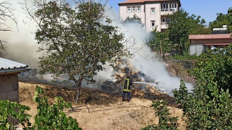 Kayseri'de saman balyalarının bulunduğu alanda çıkan yangın söndürüldü