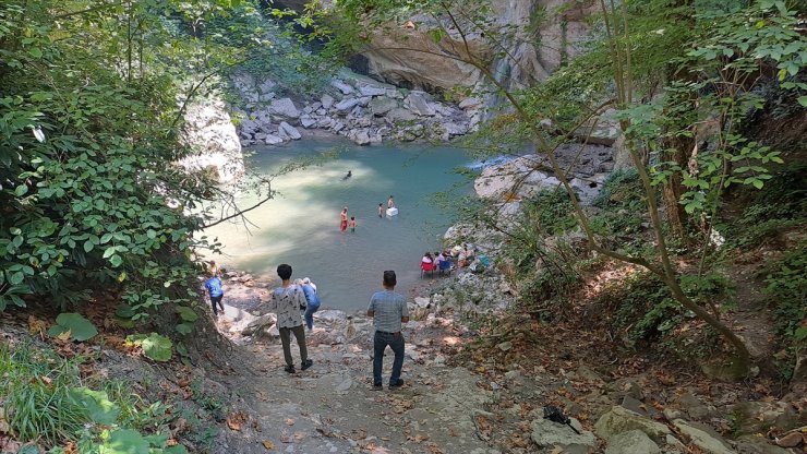 Sakarya'da sıcaktan bunalanlar Doğançay Şelalesi'nde serinliyor