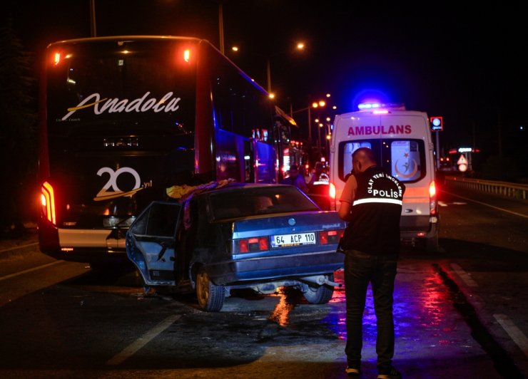 Uşak'ta kaza yaptıktan sonra duran yolcu otobüsüne çarpan otomobilin sürücüsü öldü