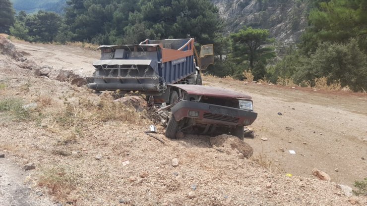 Antalya'da kamyon ile otomobilin çarpıştığı kazada 1 kişi öldü, 1 kişi yaralandı