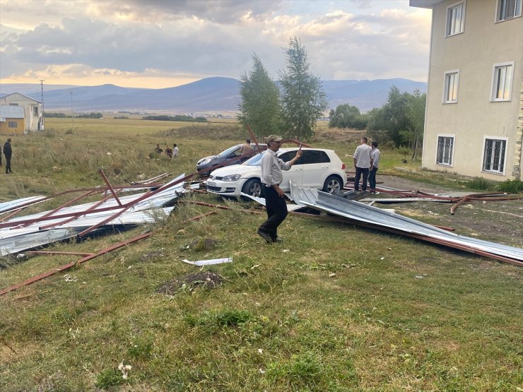 Ardahan'da fırtına nedeniyle çatılar uçtu, araçlarda hasar meydana geldi