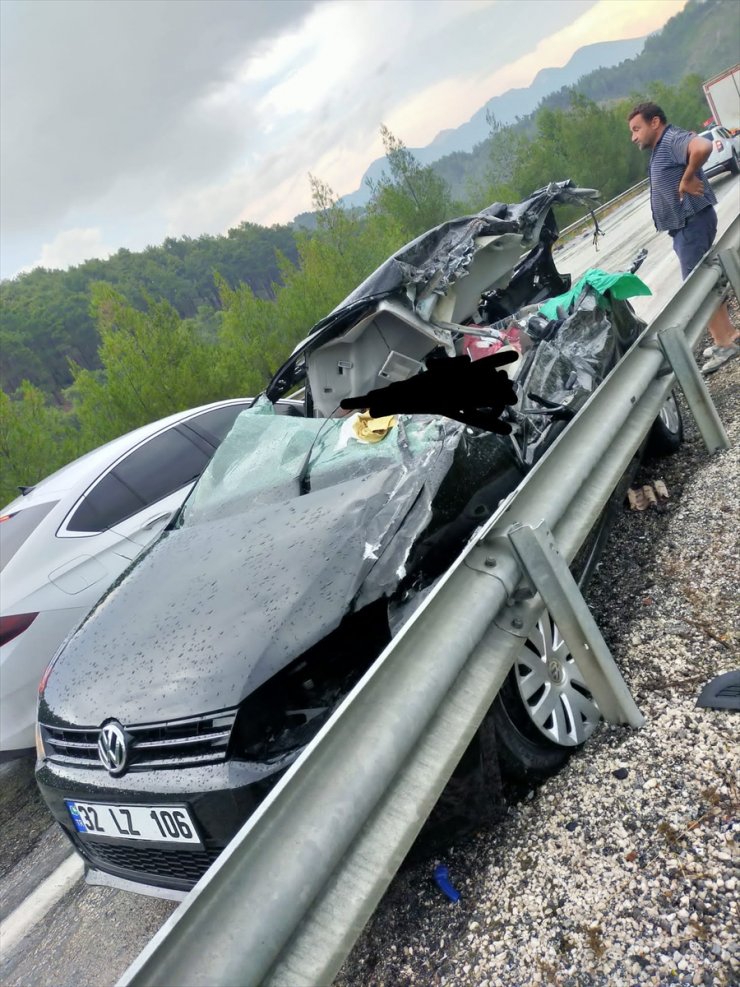 Burdur'da arazözle 2 otomobilin çarpışması sonucu 1 kişi öldü, 6 kişi yaralandı