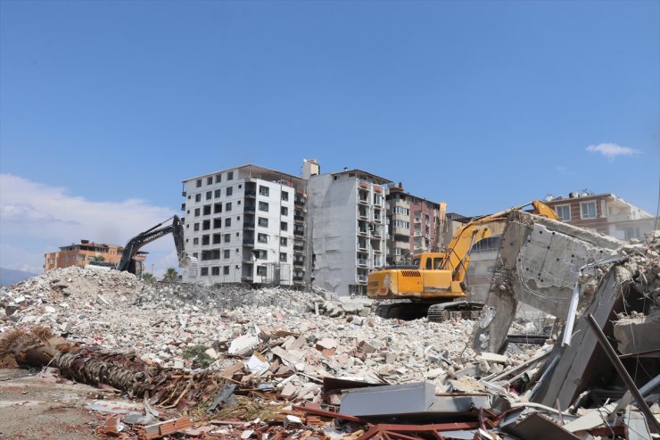 Depremlerden etkilenen Hatay'da ağır hasarlı binaların yıkımı sürüyor