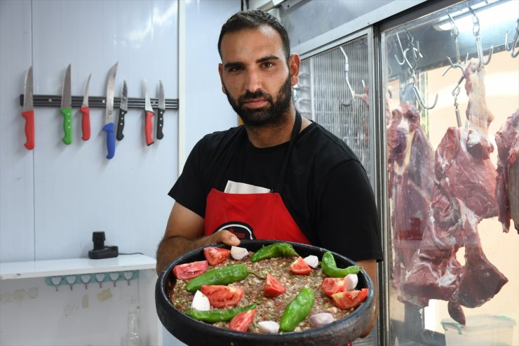 Depremzede esnaf yöresel lezzetleri konteynere taşıdığı tezgahında sunuyor