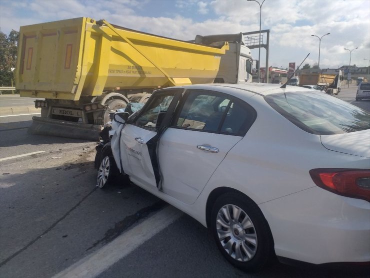 İstanbul'da hafriyat kamyonuna çarpan otomobildeki 3 kişi yaralandı