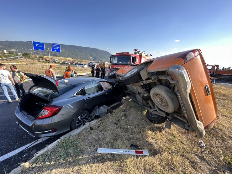 Karabük'te kamyonetle otomobilin çarpışması sonucu 6 kişi yaralandı