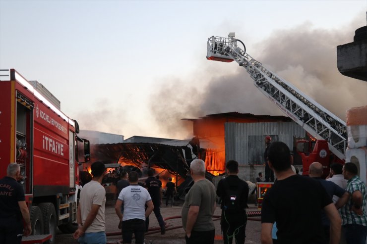 GÜNCELLEME - Kocaeli'de atık kağıt deposunda çıkan yangın söndürüldü