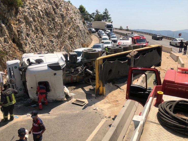 Muğla'da kum yüklü tırın devrilmesi sonucu yol trafiğe kapandı