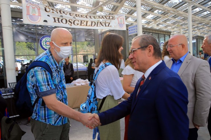 Muğla'da üniversite öğrencileri karanfille karşılandı