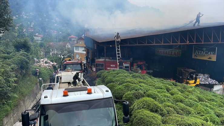 Rize'de çay fabrikasında çıkan yangında bir kişi dumandan etkilendi