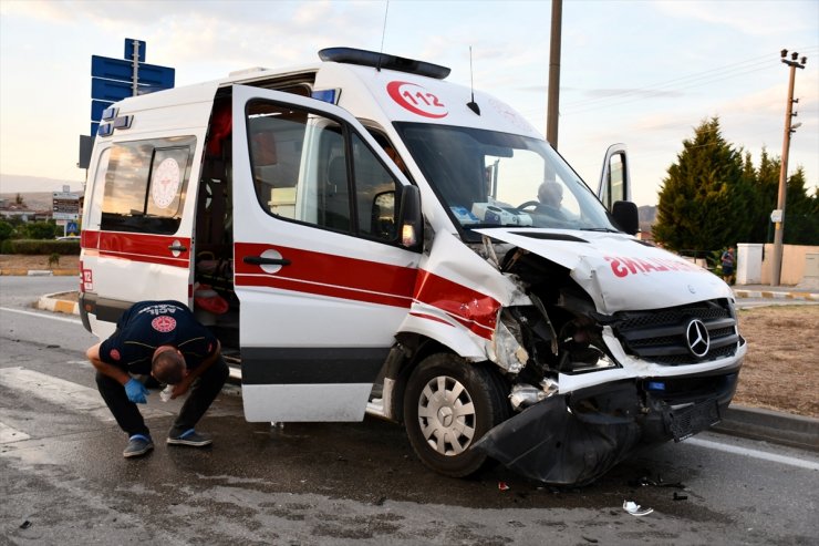 Samsun'da ambulans ile otomobilin çarpıştığı kazada 4 kişi yaralandı