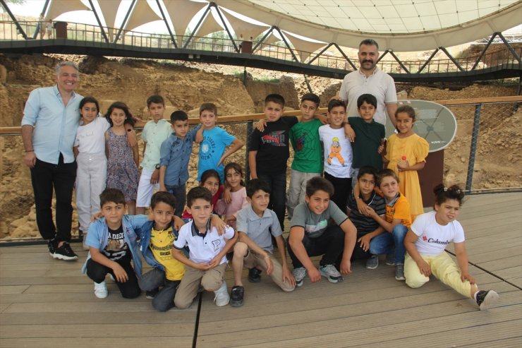 Şanlıurfalı öğrencilerin atık kumaştan yaptığı Göbeklitepe tablosu sergilenmeye başlandı