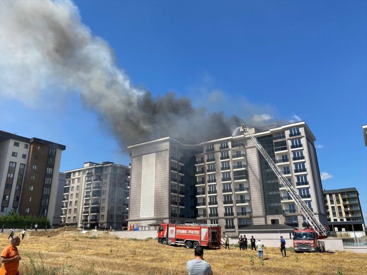 Silivri'de binanın çatısında çıkan yangın söndürüldü