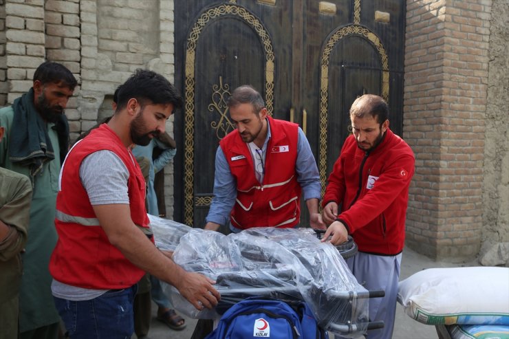 Türk Kızılaydan okula emekleyerek giden engelli Afgan öğrenciye yardım eli