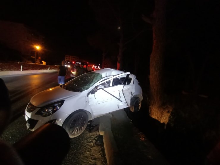 Balıkesir'de otomobille tankerin çarpıştığı kazada 1 kişi öldü, 1 kişi yaralandı