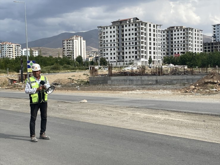 Hasarlı evlerinin patlatıcıyla yıkılmasını gözyaşları içinde izlediler