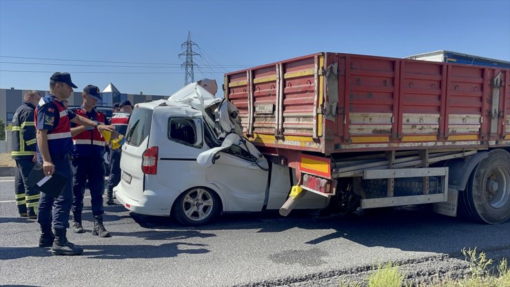 Tekirdağ'da hafif ticari araçla tırın karıştığı kazada 1 kişi öldü, 1 kişi yaralandı