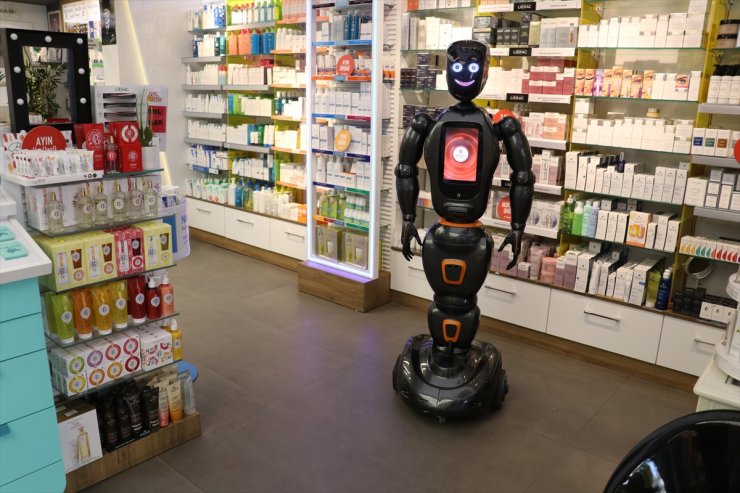 Yalova'da eczaneye gelenleri yapay zeka sistemine sahip robot karşılıyor