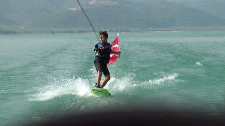 30 Ağustos Zafer Bayramı'nda İznik Gölü'nde Wakeboard ile kutlama