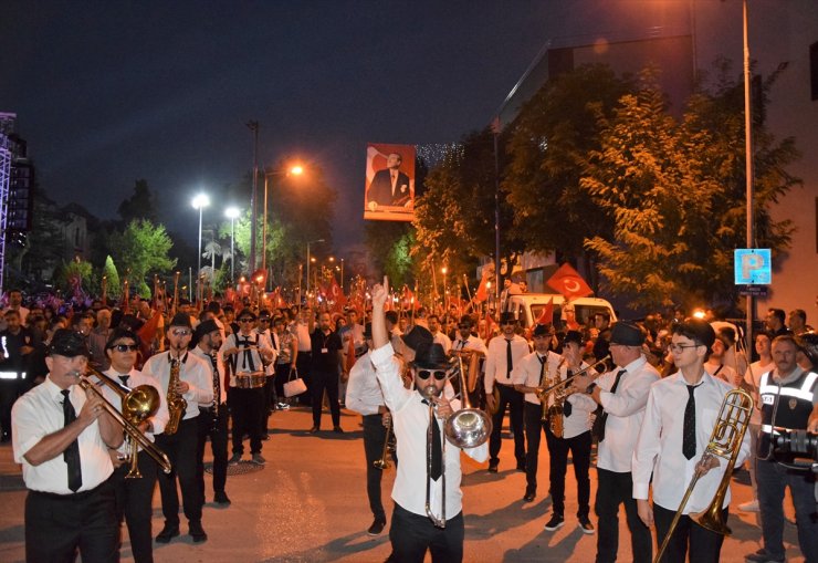 Bilecik'te 30 Ağustos Zafer Bayramı fener alayı ve konserlerle kutlandı