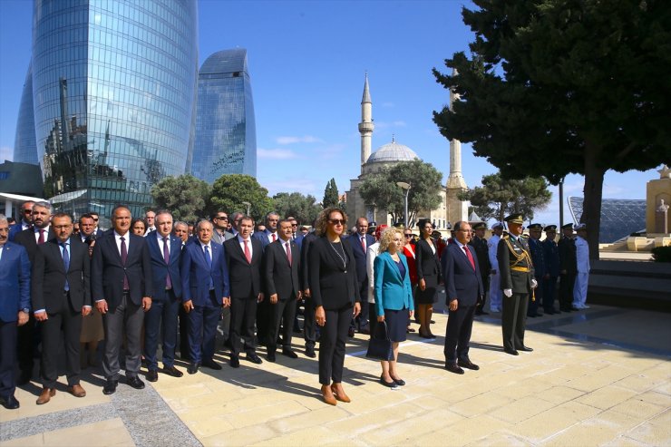 Büyük Zafer'in 101. yıl dönümü dolayısıyla Bakü Türk Şehitliği'nde tören düzenledi