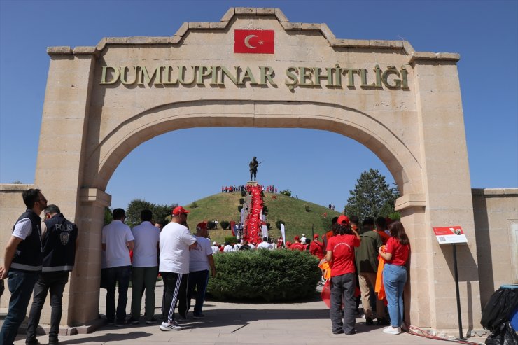 Büyük Zafer'in 101. yılında Dumlupınar Şehitliği'nde ziyaretçi yoğunluğu