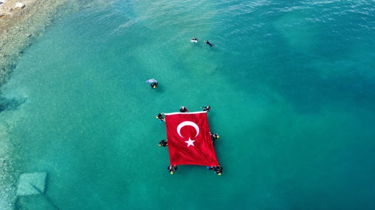 Dalgıçlar Van Gölü'nde Türk bayrağı açtı