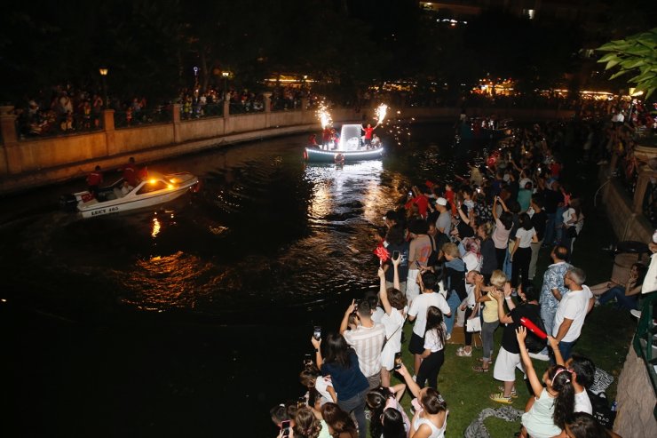 Eskişehir'de Porsuk Çayı'nda botlarla fener alayı