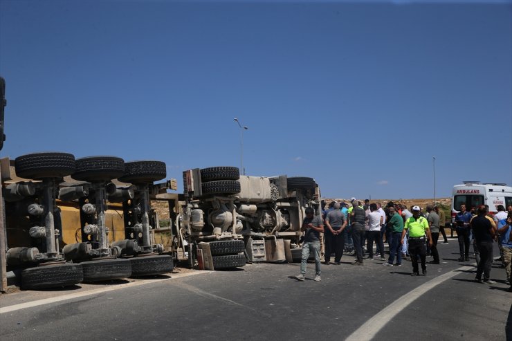 Gaziantep'te devrilen hafriyat yüklü kamyonun sürücüsü öldü