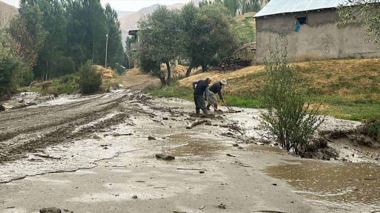 Hakkari'de ev ve ahırları su bastı, ekinler selden zarar gördü