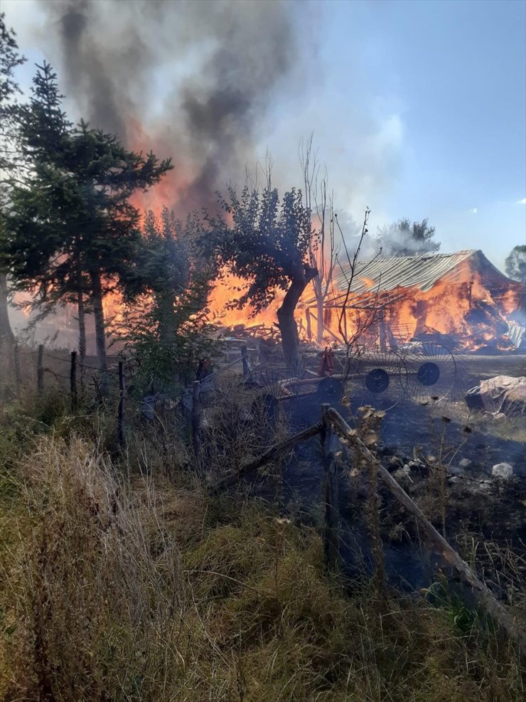 Kastamonu'da çıkan yangında ahır, samanlık ve traktör zarar gördü