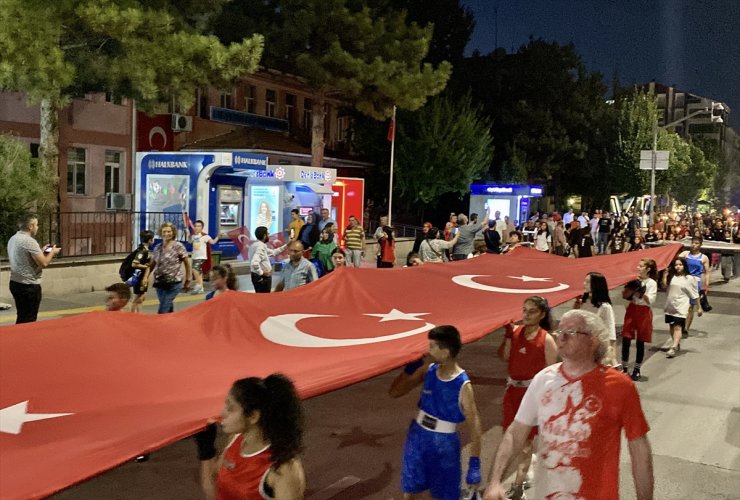 Kırşehir'de 30 Ağustos Zafer Bayramı'nda fener alayı ve konser düzenlendi