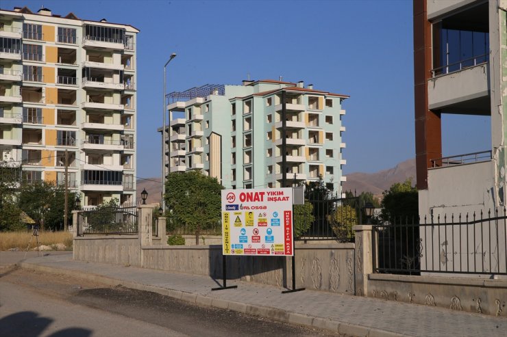 Malatya'da ağır hasarlı bina patlayıcı yardımıyla yıkıldı