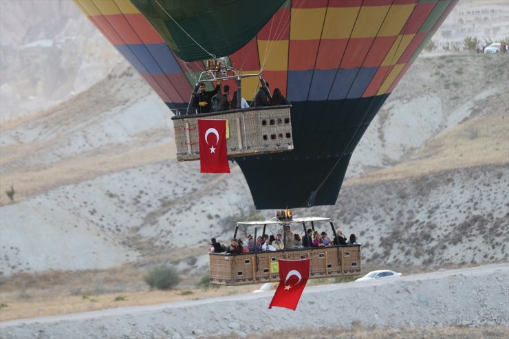 Sıcak hava balonları Kapadokya semalarında Türk bayraklarıyla süzüldü