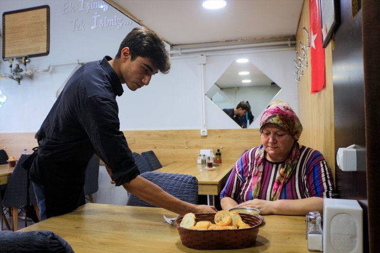 Uşak'ta soluk borusuna yemek kaçan kişiyi lokantada staj yapan öğrenci kurtardı