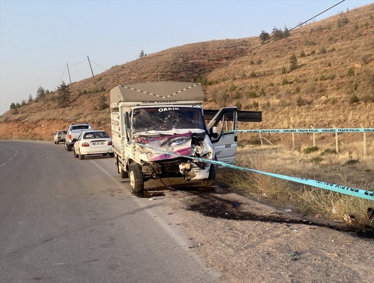 Aksaray'da hafif ticari araç ile kamyonet çarpıştı, 1 kişi öldü, 4 kişi yaralandı