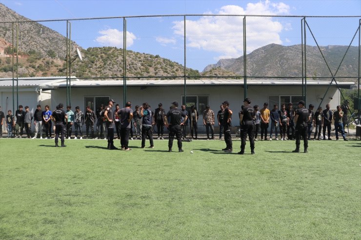 Amasya'da tır dorsesinde 39 düzensiz göçmen yakalandı