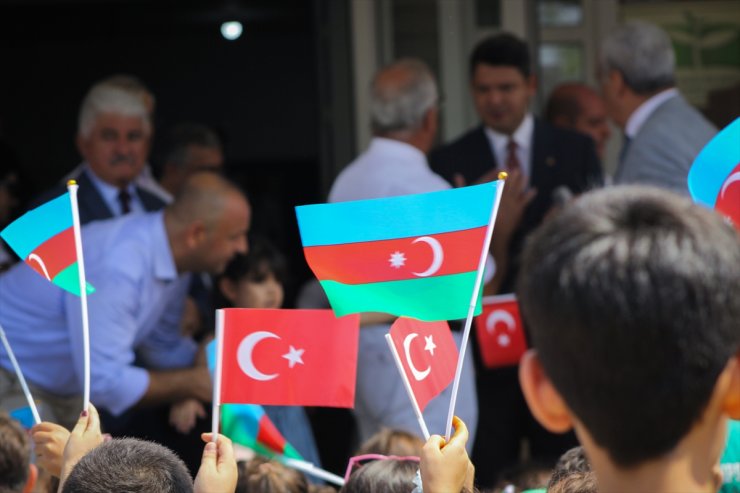 Azerbaycan'dan Hatay'daki depremzede öğrencilere kırtasiye yardımı