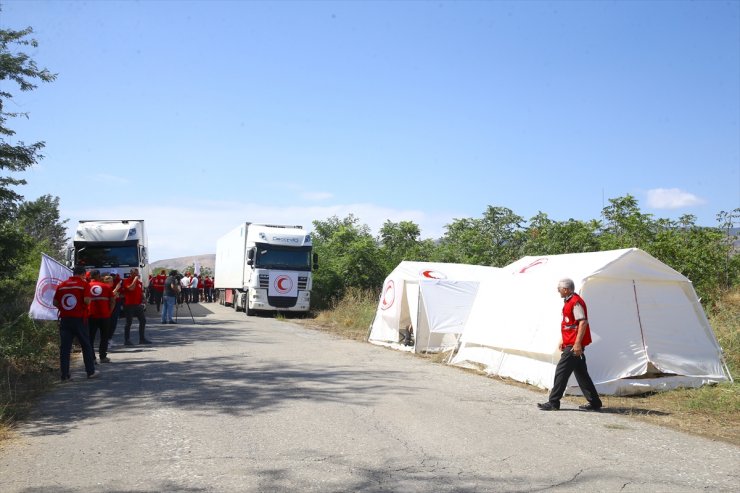 Azerbaycan'ın Karabağ'daki Ermeniler için gönderdiği yardım tırları, Rus güçlerinin kontrol noktasında bekliyor