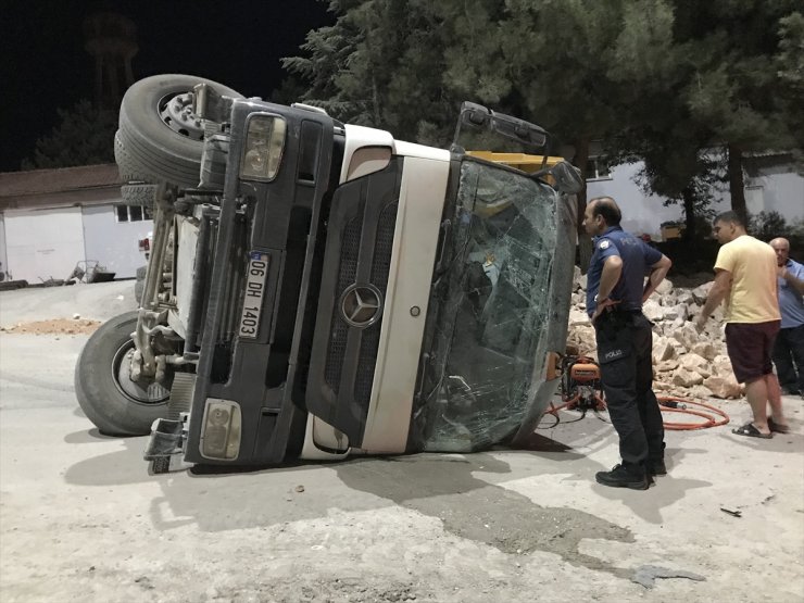 Bilecik'te devrilen kamyonda sıkışan sürücüsü kurtarıldı