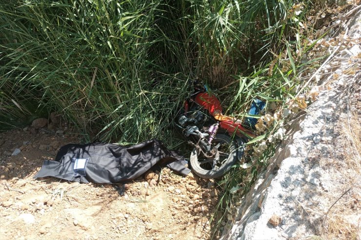 Elazığ'da şarampole devrilen motosikletin sürücüsü öldü