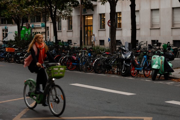 Paris sokaklarında kiralık skuterlerin toplanması için verilen süre doluyor