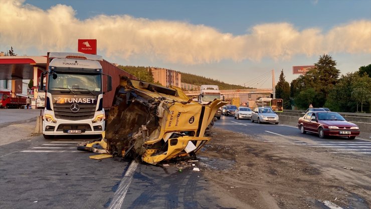 Kocaeli'de park halindeki tıra çarpan tırın sürücüsü ağır yaralandı