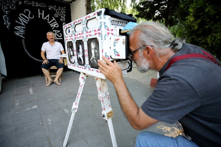 Körüklü fotoğraf makinesiyle turistlere nostalji yaşatıyor