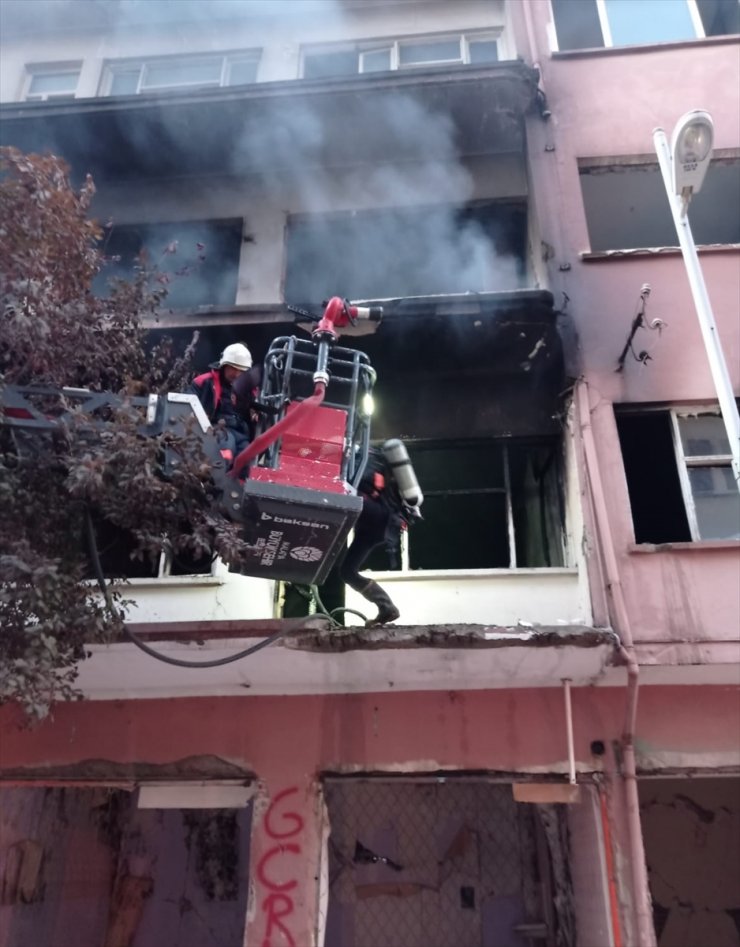 Malatya'da ağır hasarlı binada çıkan yangın söndürüldü