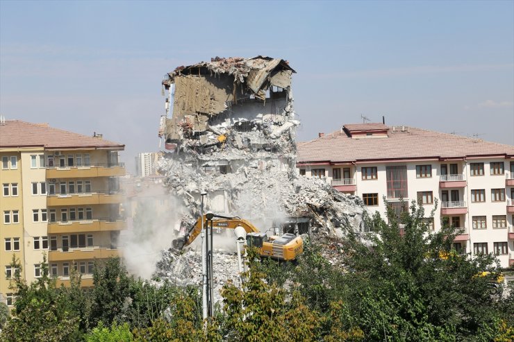 Malatya'da depremde ağır hasar alan binaların yıkımı sürüyor