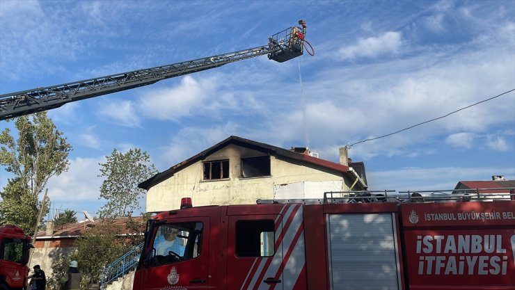 Pendik'te iş yerinin çatısı yandı