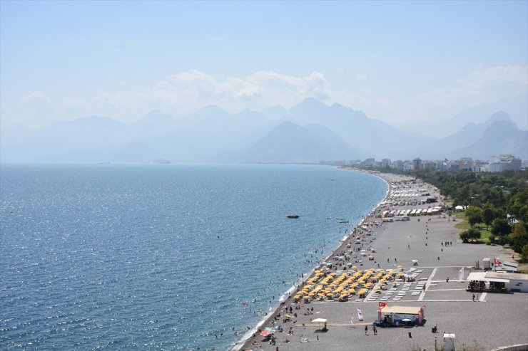 Antalya'da sıcak hava ve yüksek nem bunalttı