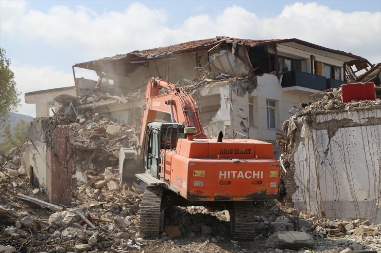 Depremlerden etkilenen Hatay'da ağır hasarlı 8 binanın yıkımı yapıldı