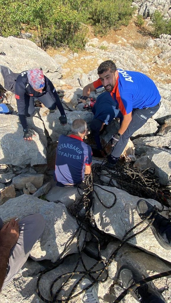 Diyarbakır'da kayalıkta mahsur kalan keçi yavrusu kurtarıldı